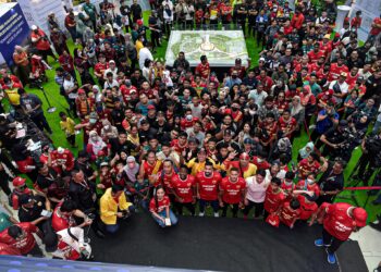 SEBAHAGIAN penyokong Selangor FC yang membanjiri SACC Mall, Shah Alam pada majlis pelancaran jersi baharu Red Giants serta sesi memperkenalkan tiga import baharu hari ini. - IHSAN SELANGOR FC