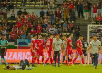 PEMAIN- pemain Sabah FC mempamerkan riak muka gembira selepas berjaya memenangi perlawanan manakala pemain Selangor kecewa gagal meraih mata di Stadium Likas pada aksi Liga Super membabitkan kedua-dua pasukan. – IHSAN SABAH FC