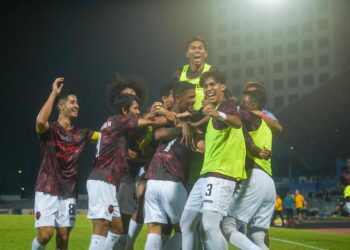 Pemain Selangor meraikan kejayaan mara ke suku akhir Piala FA apabila menyingkirkan KL City di pusingan kedua di Stadium Majlis Bandaraya Petaling Jaya, malam ini.- UTUSAN/SHIDDIEQIIN ZON