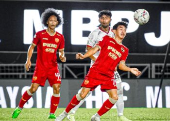 Penyerang Selangor Aliff Haiqal Lokman Hakim Lau berjaya mengawal bola dalam aksi menentang Kelantan United di Stadium Majlis Bandaraya Petaling Jaya malam tadi.-IHSAN SELANGOR