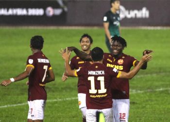 PENYERANG Selangor, Ifedayo Olusegun (kanan) meraikan gol pertama pasukannya pada minit ke-20 ketika menentang Melaka United dalam perlawanan Piala Malaysia di Stadium Hang Jebat, Paya Rumput malam ini. UTUSAN/RASUL AZLI SAMAD