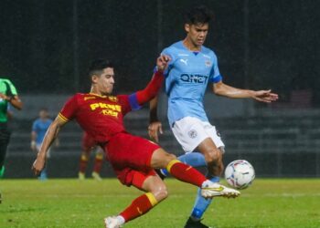 KAPTEN Selangor, Brendan Gan (kiri) bersaing dengan pemain Petaling Jaya City dalam aksi Liga Super di Stadium MBPJ malam ini. - UTUSAN/SHIDDIEQIIN ZON