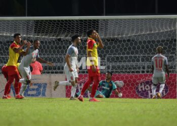 PARA Pemain Selangor hampa selepas rembatan deras pemain tengah dari Filipina Manuel Ott menerjah jaring untuk mengikat kedudukan.