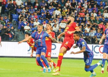 MOHAMADOU Sumareh (kanan) menanduk gol kelima JDT ketika membantu Harimau Selatan membaham Selangor 5-1 dalam perlawanan Liga Super di Stadium Sultan Ibrahim, Iskandar Puteri kelmarin. – MINGGUAN/RAJA JAAFAR ALI