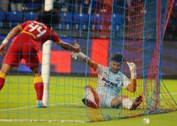 PENJAGA gol Selangor, Khairulazhan Khalid (kanan) dibantu oleh Shahrul Nazeem Zulpakar selepas gagal menyelamatkan gawangnya daripada dibocori JDT lima kali. - UTUSAN/RAJA JAAFAR ALI