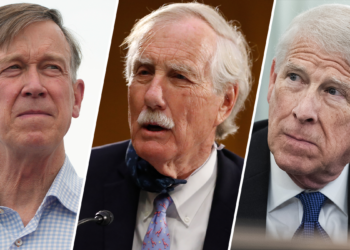 Senator John Hickenlooper (kiri), Angus King (tengah) and Roger Wicker (kanan). - AGENSI