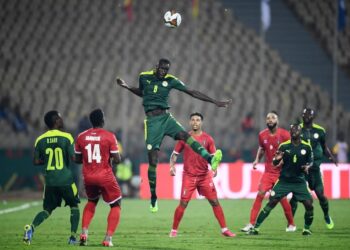PEMAIN Senegal, Cheikhou Kouyate (tengah) cuba menanduk bola ketika berdepan Equatorial Guinea di Stadium Ahmadou Ahidjo, Yaounde hari ini. - AFP