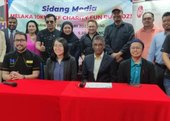 ZED Zaidi (kiri) dalam majlis pelancaran acara larian 'Melaka 10 KM NKF Charity Fun Run 2023’.