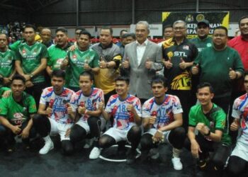 MOHD. ALI Mohd. Rustam bergambar bersama pemain dan pengurusan Melaka selepas menewaskan Pulau Pinang 2-1 dalam aksi separuh akhir Kejohanan Sepak Takraw Piala Tun Ali 2022 di Dewan Bola Keranjang MBMB Bukit Serindit, Melaka. - FOTO/AMRAN MULUP