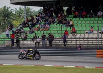 PEMINAT motosikal Malaysia menonton sesi ujian rasmi pertama MotoGP musim ini di Litar Antarabangsa Sepang, semalam.
– MINGGUAN/FARIZ RUSADIO