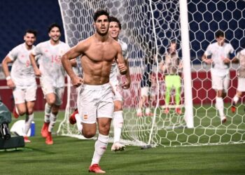 MARCO Asensio meraikan jaringan kemenangan ketika membantu Sepanyol menewaskan Jepun dalam aksi separuh akhir bola sepak lelaki Sukan Olimpik Tokyo 2020.-AFP