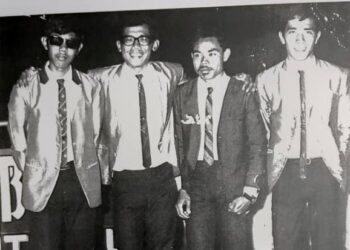 Allahyarham A. Murad Hamid (dua kiri) bersama rakan-rakan di Kuantan.