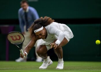 SERENA Williams menahan kesakitan selepas mengalami kecederaan yang memaksanya menarik diri pada pusingan pertama Wimbledon hari ini.  - AFP