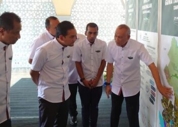 ONN Hafiz Ghazi (tengah) mendengar penerangan mengenai Program Publisiti Dan Penyertaan Awam Rancangan Tempatan Pasir Gudang 2030 di Pasir Gudang, Johor, hari ini.