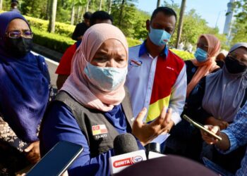 NAZILAH Idris bercakap kepada pemberita dalam sidang akhbar di Bangunan SUK bagi menyerahkan memorandum daripada Gabungan NGO Selangor kepada kerajaan negeri bagi menuntut penjelasan kelewatan bantuan mangsa banjir di Shah Alam, Selangor hari ini. - UTUSAN / ZULFADHLI ZAKI