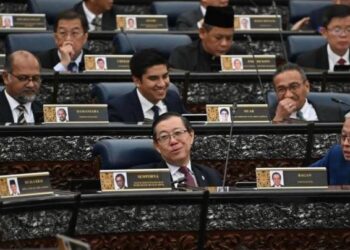 MOHD. Shafie Apdal (kiri) duduk sebaris dengan Pengerusi DAP, Lim Guan Eng (tengah) dan bekas Perdana Menteri, Datuk Seri Ismail Sabri Yaakob (kanan).