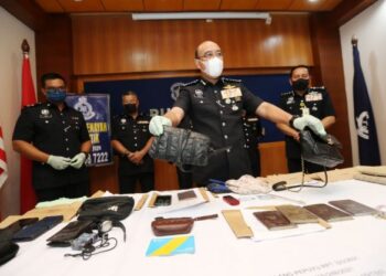 SHAFIEN Mamat (tengah) menunjukkan barangan yang dirampas susulan penahanan seorang anggota PGA berpangkat Koperal di Lalang Pepuyu, Rantau Panjang, Kelantan, semalam. - FOTO/ROHANA MOHD. NAWI