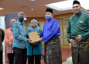 SHAHIDAN Kassim menyampaikan Watikah Pelantikan Pengurus Sukma XX MSN 2022 di Kementerian Wilayah Persekutuan, Putrajaya baru-baru ini. - UTUSAN/FAIZ ALIF AHMAD ZUBIR