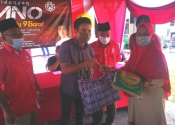 SHAHRIL Sufian Hamdan (tengah) bersama Abdul Razak (kanan Shahril) bergambar bersama pada Program Semakan Pendaftaran Pemilik Automatik dekat Kampung Sijangkang di Kuala Langat, Selangor, hari ini. - FOTO/ABDUL RAZAK IDRIS