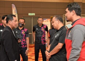 AHMAD Shapawi (kiri) pada sesi taklimat dan lawatan delegasi kontinjen negeri menjelang Sukan Malaysia XX MSN 2022 hari ini.
