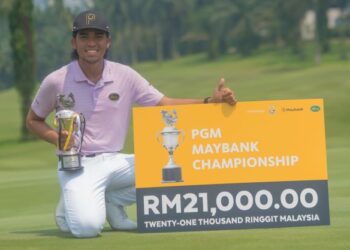 SHAHRIFFUDDIN Ariffin bersama Piala dan replika cek RM21,000 selepas muncul juara Kejuaraan PGM Maybank 2022 di Saujana Golf & Country Club, Subang, semalam. - IHSAN PGM
