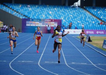 SHEREEN Samson Vallabouy muncul pelari Malaysia pertama meraih emas 400m wanita Sukan SEA dalam tempoh 24 tahun di Phnom Penh kelmarin. - UTUSAN/AMIR KHALID