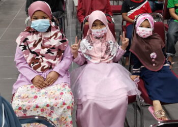 TIGA anak saudara Shidee yang menjadi yatim setelah kematian bapa tahun lalu akibat Covid-19 hadir pada majlis program sumbangan kepada asnaf sempena Ramadan di Bagan Datuk baru-baru ini. - UTUSAN/AIN SAFRE BIDIN