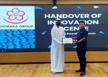 JOHAR Amat (kanan) menerima lesen inovasi daripada wakil DIFC di Dubai, semalam.