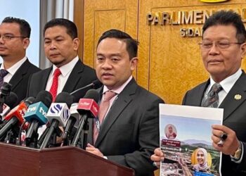 WAN Saiful Wan Jan bercakap kepada pemberita di Bangunan Parlimen di sini hari ini. - FOTO/MOHD. FADHLI MOHD. SULAIMAN 