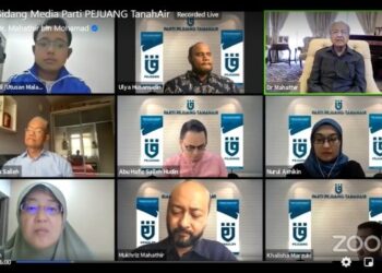 DR. MAHATHIR ketika sidang media selepas mempengerusikan mesyuarat Majlis Eksekutif Pejuang hari ini.