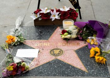 Nota dan jambangan bunga diletakkan pada nama Sidney Poitier di Hollywodd Walk of Fame. Mendiang meninggal dunia pada Khamis di Bahamas. - AFP