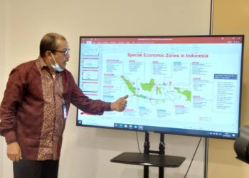 S. Ari Wardhana menunjukkan kawasan ekonomi yang dibangunkan oleh kerajaan Indonesia di Johor Bahru, baru-baru ini. - UTUSAN/KHAIRUL MOHD. ALI
