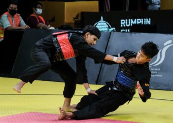 JOSH Chua (Kanan) menang tipis 35-32 ke atas Muhammad Amirul Hakim Jaaffar (Melaka) pada separuh akhir kategori Putra C junior.