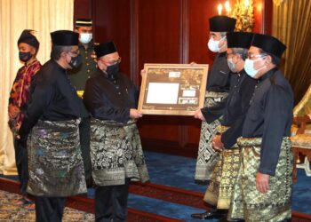 MOHD. Ali Mohd. Rustam (tengah) menerima sijil pengiktirafan daripada Timbalan Presiden Pesaka, Datuk Md. Sohaimi Mohamed Shah (dua dari kiri) sambil diperhatikan Megat Zulkarnain Omardin (kiri) di Pejabat Tuan Yang Terutama, Seri Negeri, Ayer Keroh semalam. – MINGGUAN/ RASUL AZLI SAMAD