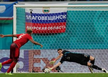 UNAI Simon muncul wira Sepanyol apabila menafikan tiga sepakan penalti yang dilakukan pemain Switzerland.- AFP
