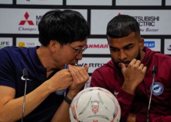 JURULATIH Singapura, Takayuki Nishigaya (kiri) dan pemain tengah, Anumanthan Kumar dalam sidang akhbar di Bukit Jalil semalam menjelang perlawanan Piala AFF menentang Malaysia malam ini. 
– UTUSAN/AMIR KHALID
