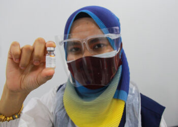 PEMILIK U. N. I Klinik Forest Heights, Seremban, Dr. Nur Syazwani Mohd Jani menunjukkan vaksin jenis Sinovac. – UTUSAN/IZZAT TERMIZIE