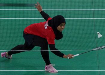 AKSI pemain Selangor, Siti Nurshuhaini Azman ketika menentang Amanda Yap dari Wilayah Persekutuan pada separuh akhir perseorangan wanita Sukma 2022 di Bukit Jalil hari ini. - UTUSAN/FARIZ RUSADIO