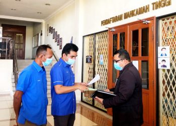 MOHAMAD Yusrizal Yusoff (tengah) berbincang dengan Mohammad Zunun Baihakky di pekarangan Kompleks Mahkamah Alor Setar, Alor Setar hari ini.
