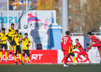 SKUAD B-22 negara ketika menentang Laos dalam aksi pembukaan Kumpulan J, kelayakan Piala Asia B-23 di Stadium MFF, Ulaanbaatar, Mongolia, semalam.- IHSAN AFC