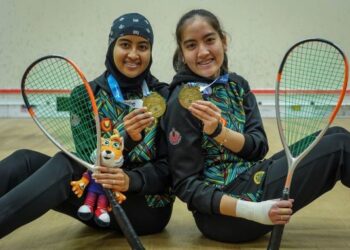 AIFA Azman (kiri) dan Aira Azman meraikan pingat emas yang dimenangi dalam acara skuasy beregu wanita Sukma 2022 di Pusat Skuasy Nasional Bukit Jalil hari ini. - UTUSAN/FARIZ RUSADIO