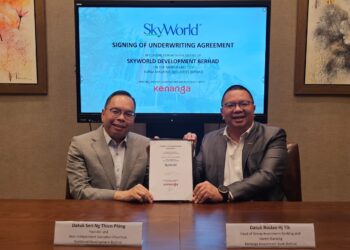 DATUK Seri Ng Thien Phing (kiri) dan Pengarah Eksekutif dan Ketua Perbankan Pelaburan Kumpulan dan Perbankan Islam Kenanga Investment Bank Berhad, Datuk Roslan Tik (kanan) memeterai perjanjian taja jamin untuk IPO di Bursa Malaysia.