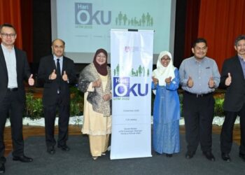 Roziah (tiga dari kiri) bergambar bersama tetamu khas pada Majlis Sambutan Hari OKU peringkat UiTM 2022 di UiTM Kampus Puncak Alam hari ini.
ABDUL RAZAK IDRIS
