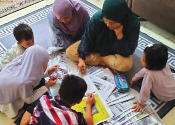 PEMENANG hadiah utama, Siti Zaiton Mustapha bersama anak-anaknya menyiapkan Peraduan Teka Kata Bahasa Jiwa Bangsa (4.0) anjuran Dewan Bahasa dan Pustaka (DBP) serta Utusan Malaysia.