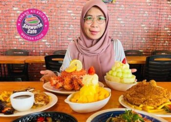 PENGUSAHA  Snowworld Cafe, Miza Fariza Ismail, menunjukkan Sup Berapi yang mendapat sambutan ramai.