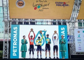 IVAN Ramiro Sosa (jersi kuning) muncul juara keseluruhan LTdL 2022 selepas tamat lapan peringkat perlumbaan di Pekan Kuah, Langkawi hari ini. - - UTUSAN/FARIZ RUSADIO