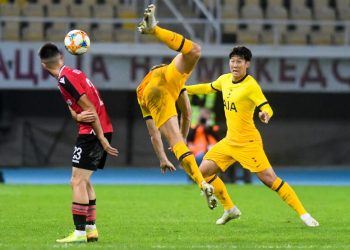 PEMAIN Tottenham, Son Heung-min (kanan) dan Ben Davies bersaing dengan pertahanan Shkendija, Valjmir Nafliu dalam kelayakan Liga Europa di Philip II Arena, Skopje hari ini. - AFP