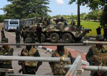 TENTERA Sri Lanka mengawal keselamatan di bangunan Parlimen di Colombo.-AFP