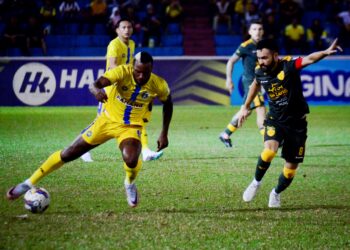 PENYERANG Sri Pahang, Kpah Sean Sherman (kiri) cuba melepasi kawalan kapten Kedah, Manuel Ott, pada perlawanan Liga Super di Stadium Darul Makmur.-UTUSAN/SHAIKH AHMAD RAZIF