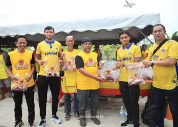 PEMAIN Sri Pahang, Fandi Othman (dua dari kanan) menjayakan program Jom Qurban di  Kampung Tanjung Besar, Temerloh.
